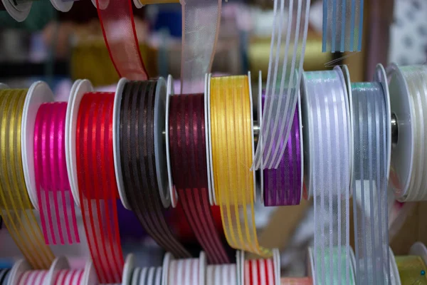 Gros Plan Rouleaux Ruban Colorés Dans Marché — Photo