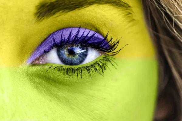 黄色と緑の女性の目のクローズアップショット — ストック写真