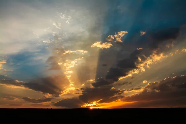 Una Silhouette Campo Sotto Cielo Nuvoloso Durante Bel Tramonto Perfetto — Foto Stock