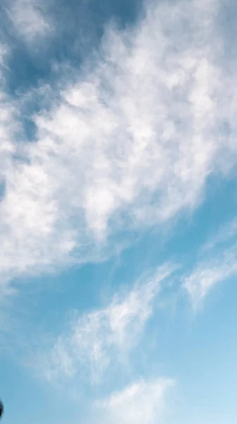 Tiro Vertical Céu Azul Nublado Durante Dia Ótimo Para Papéis — Fotografia de Stock