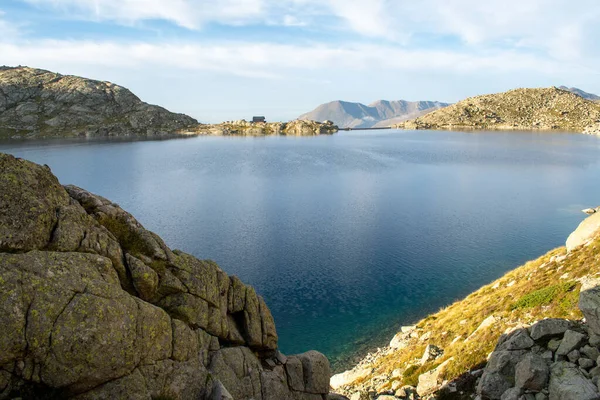 Tembakan Jarak Dekat Dari Danau Pyrenees Spanyol — Stok Foto