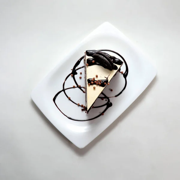 Высокоугольный Снимок Куска Сливочного Чизкейка Шоколадным Печеньем — стоковое фото