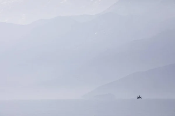 Vue Sur Paysage Lac Hazy Avec Accent Mis Sur Silhouette — Photo