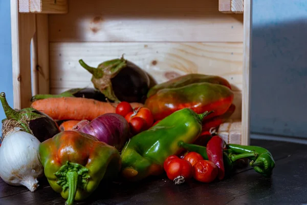 Primer Plano Varias Verduras Frescas Una Superficie Madera Con Una — Foto de Stock