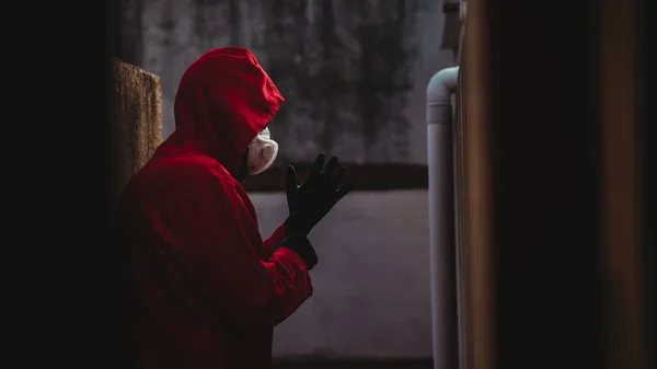 Homme Combinaison Rouge Avec Des Gants Noirs Masque Près Mur — Photo