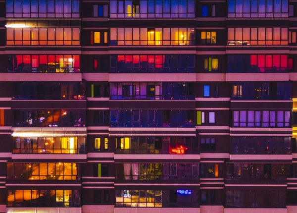 Gezicht Gebouw Met Glazen Ramen Reflectie Van Lichten Tijdens Nacht — Stockfoto
