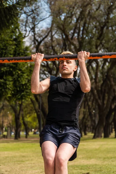 Tiro Vertical Homem Caucasiano Fazendo Flexões Parque — Fotografia de Stock