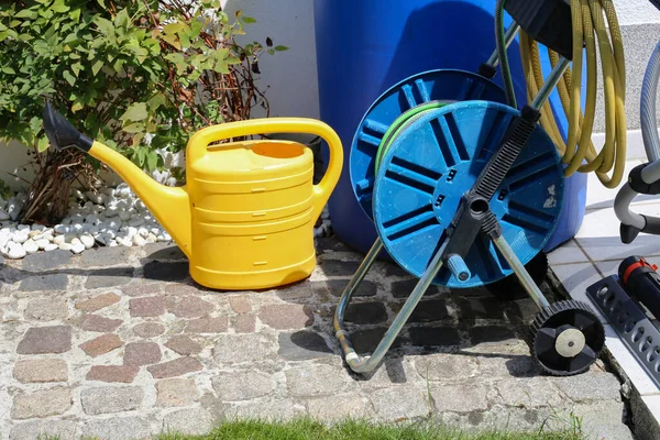 Eine Gelbe Gießkanne Mit Gartenschlauch Garten — Stockfoto