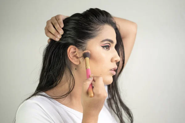 Primer Plano Una Joven Latina Maquillada — Foto de Stock