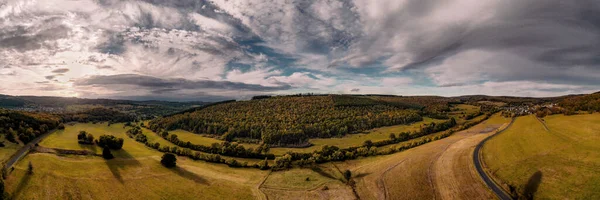 Tiro Panorâmico Campos Agrícolas Sob Luz Sol Céu Nublado Campo — Fotografia de Stock