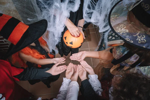 Niños Con Disfraces Halloween Esperan Dulces Una Persona Disfrazada Compartiendo —  Fotos de Stock