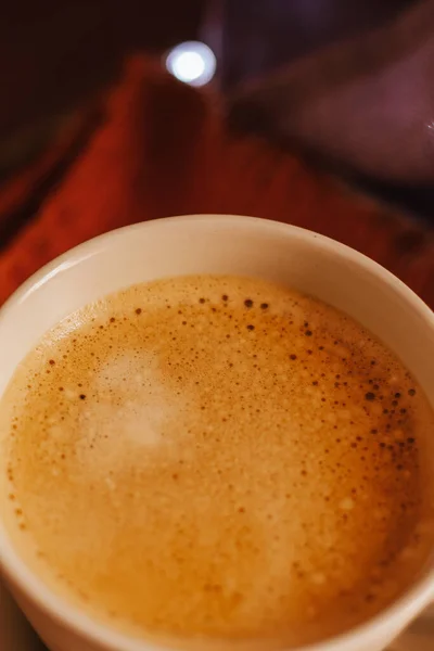 Bir Fincan Sıcak Kahvenin Dikey Yakın Çekimi — Stok fotoğraf