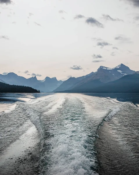 Μια Μαγευτική Θέα Μιας Λίμνης Όμορφα Χιονισμένα Βουνά Στον Καναδά — Φωτογραφία Αρχείου