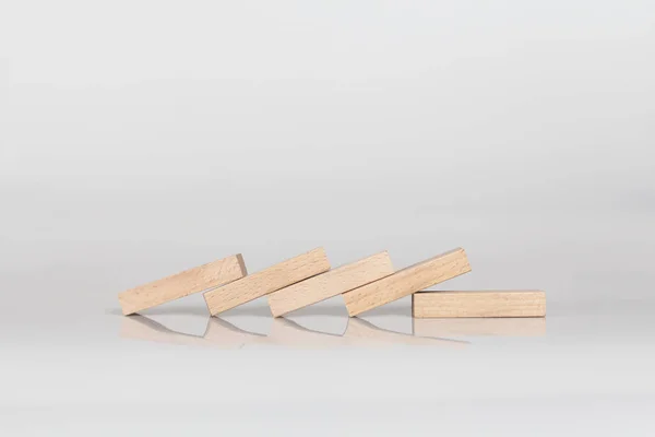 Eine Selektive Fokusaufnahme Eines Holzklötzchenstapelspiels Isoliert Auf Weißem Hintergrund — Stockfoto
