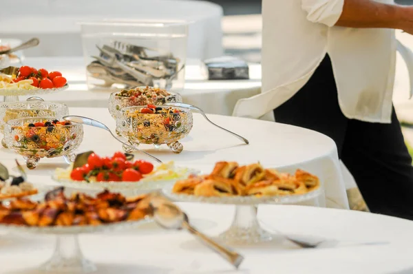 Primer Plano Deliciosos Aperitivos Bandejas Sobre Mesa Evento — Foto de Stock