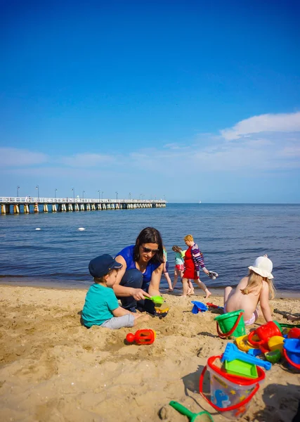 Sopot Poland Mayıs 2016 Kadın Iki Çocuk Halk Plajında Deniz — Stok fotoğraf