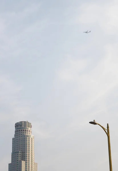 洛杉矶 2020年10月8日 城市塔顶上的天空和飞机视图 — 图库照片