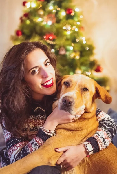 Een Verticaal Schot Van Een Blanke Vrouw Knuffelen Haar Hond — Stockfoto