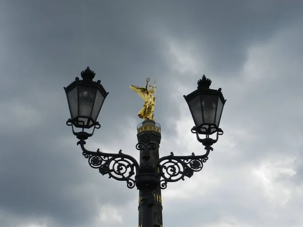 Monument Berlin Fusionado Con Una Farola — Photo