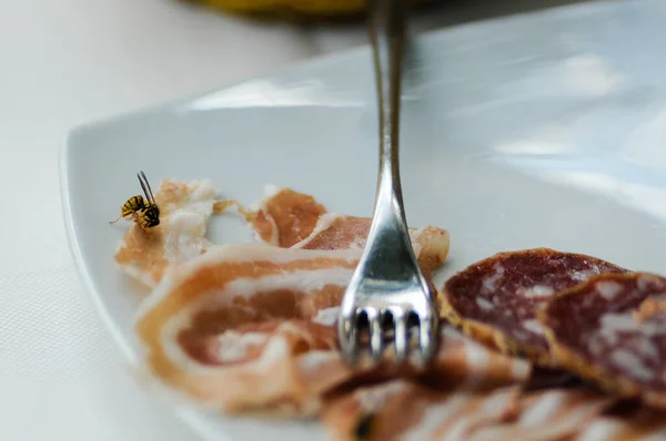 Gros Plan Une Abeille Sur Des Tranches Viande Dans Une — Photo