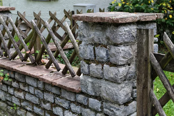 Közelkép Egy Fából Készült Kerítésről Egy Kertben Egy Vidéki Ház — Stock Fotó