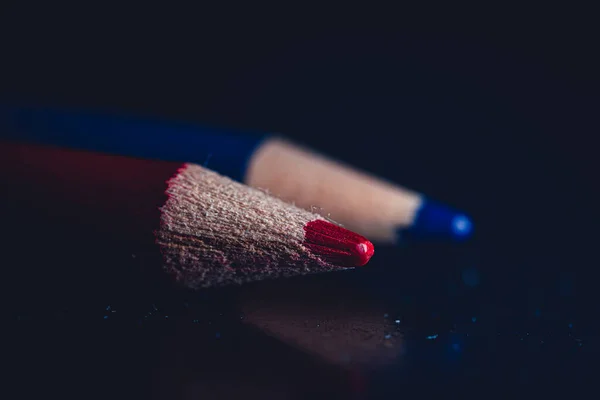Μια Απαλή Εστίαση Από Κόκκινα Και Μπλε Χρωματιστά Μολύβια Στη — Φωτογραφία Αρχείου