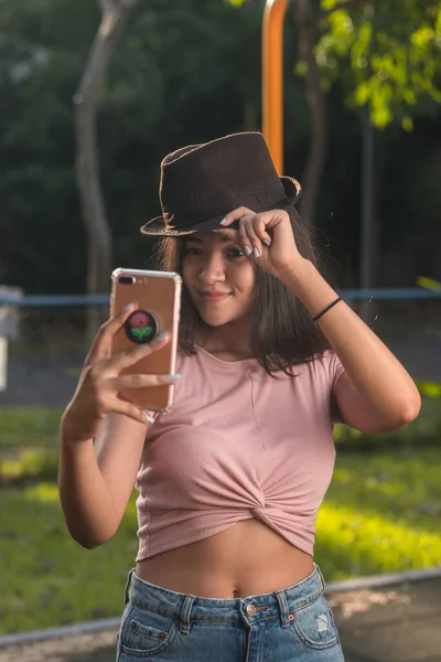 Plano Vertical Una Joven Latina Sonriendo Haciendo Una Selfie — Foto de Stock