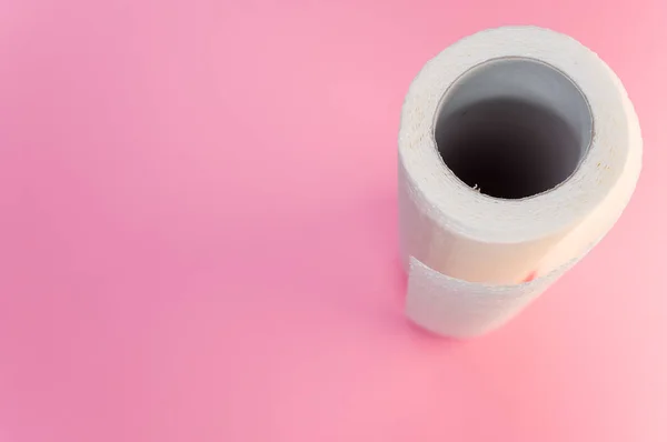 Tiro Close Uma Toalha Papel Fundo Rosa Com Espaço Cópia — Fotografia de Stock