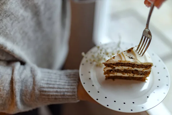 Une Fille Sur Point Manger Morceau Gâteau Chocolat Devant Une — Photo