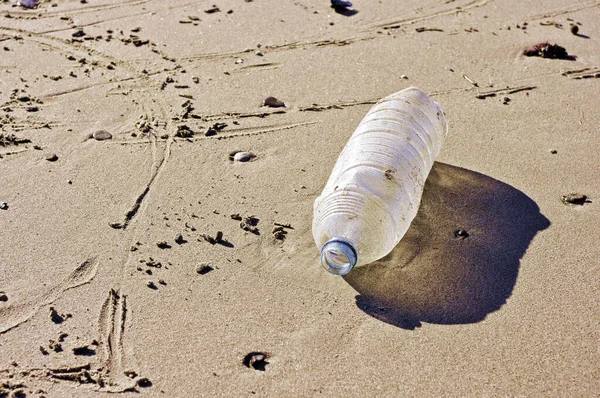 Bouteille Plastique Retournée Par Mer — Photo