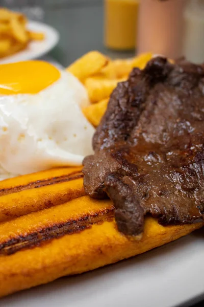 Närbild Välsmakande Frukost Med Biff Och Pommes Frites — Stockfoto