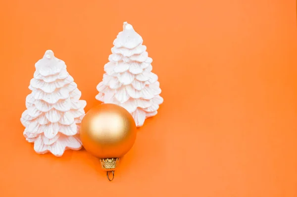 Высокоугольный Снимок Рождественских Украшений Оранжевой Поверхности — стоковое фото