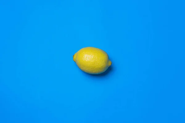 テキストのための空のスペースと青の背景にレモンのトップビュー — ストック写真