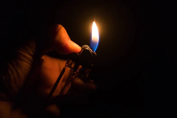 Nahaufnahme Einer Hand Mit Feuerzeug Das Funken Auf Dunklem Hintergrund — Stockfoto