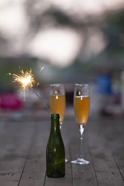 Een Verticaal Shot Van Sterretjes Een Fles Met Twee Champagneglazen — Stockfoto
