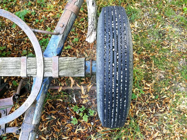 Vue Dessus Une Vieille Roue Tracteur Remorque Accrochée Dans Une — Photo