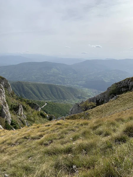 Colpo Verticale Montagne Coperte Verde Sotto Cielo Nuvoloso Grande Sfondi — Foto Stock