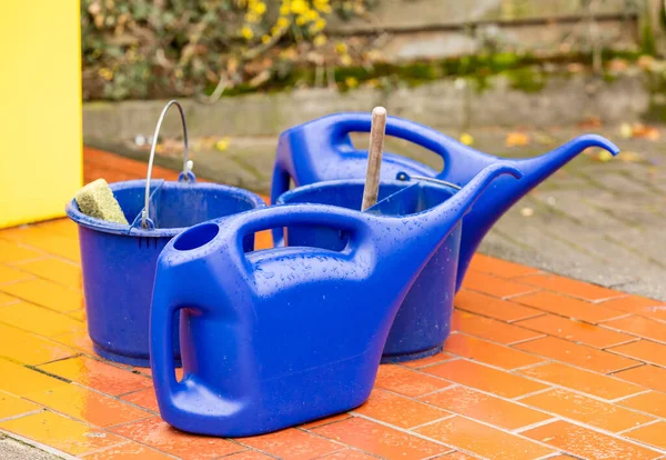 Eine Nahaufnahme Von Blauen Plastikgießkannen Freien Gartenkonzept — Stockfoto