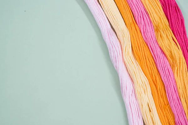 Nane Yeşili Arkaplanda Izole Edilmiş Renkli Küf Ipliklerinin Üst Görünümü — Stok fotoğraf