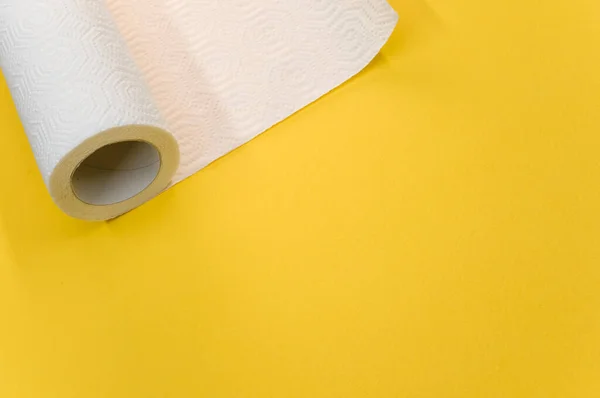 Een Keukenpapier Rol Een Gele Achtergrond — Stockfoto