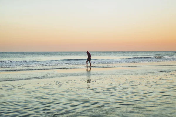 Mladý Muž Procházející Pláži Buenos Aires Argentina — Stock fotografie