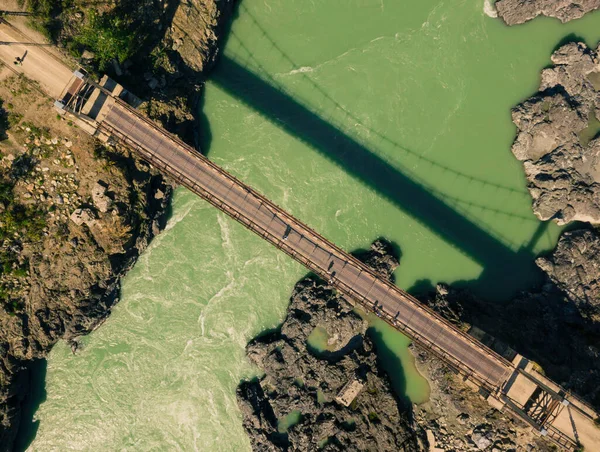 Een Luchtfoto Van Het Landelijke Rivierbruglandschap — Stockfoto