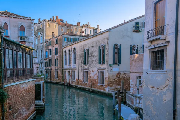 Venice Itália Novembro 2017 Casas Venezianas Alinhando Pequeno Canal Que — Fotografia de Stock