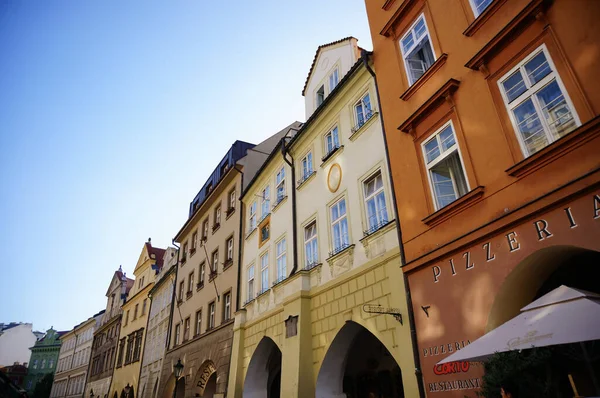 Prague República Checa Jul 2019 Fila Edifícios Coloridos Com Restaurantes — Fotografia de Stock