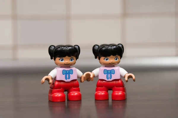 Ποζναν Πολωνια Σεπ 2017 Δύο Δίδυμες Κούκλες Lego Duplo Που — Φωτογραφία Αρχείου