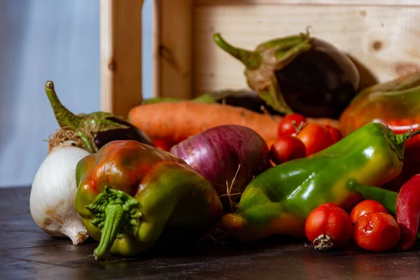 Närbild Bild Olika Färska Grönsaker Träyta Med Trälåda — Stockfoto