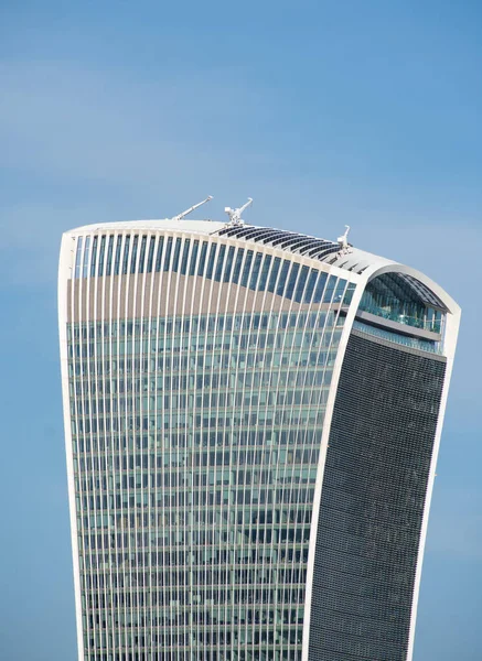 Eine Vertikale Aufnahme Eines Modernen Gebäudes Vor Blauem Himmel — Stockfoto