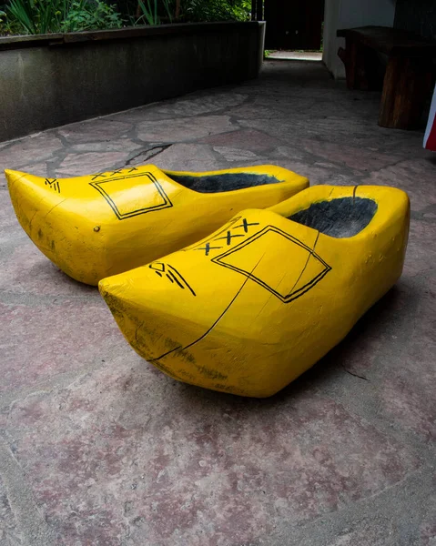 Вертикальный Снимок Огромных Скульптур Жёлтой Обуви — стоковое фото