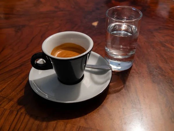 Una Taza Café Expreso Vaso Agua Sobre Mesa — Foto de Stock