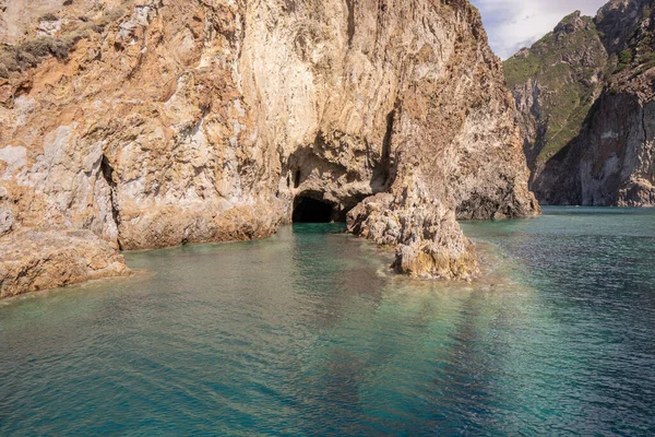 Entrada Una Cueva Marina Acantilado Con Aguas Cristalinas Color Turquesa —  Fotos de Stock